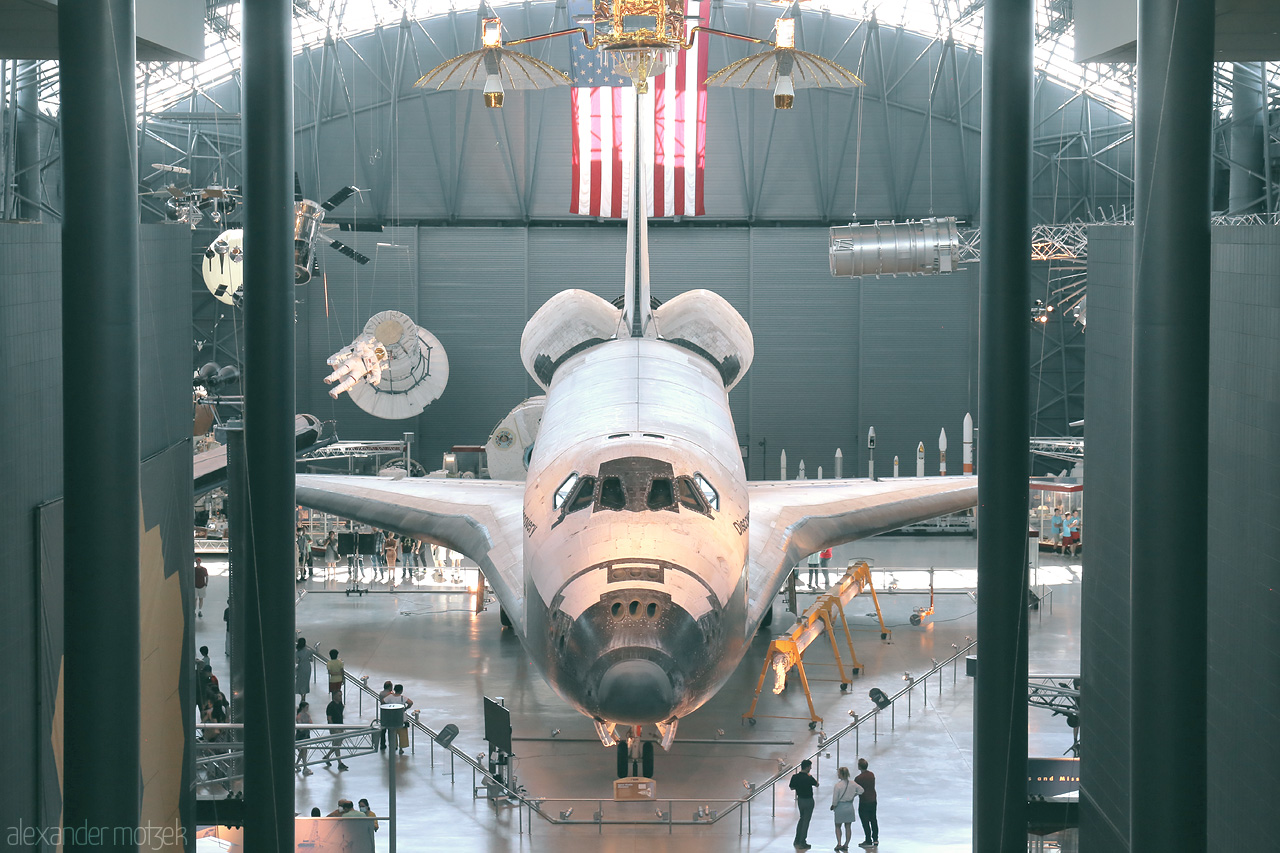 Stellar Journey's Rest Foto von Marvel at a retired space shuttle at the National Air and Space Museum in Washington, D.C., a tribute to human exploration.
